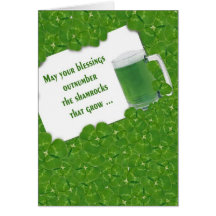 Irisches grünes Bier in Kleeblättern