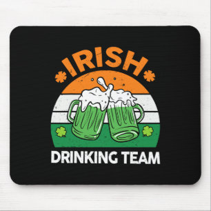 Irisches Trinkteam trinkt St. Patricks Day Bier Mousepad