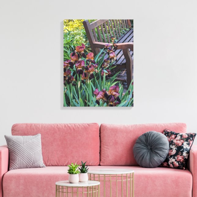 Irises Blooms und Garden Park Bench Floral Leinwanddruck (Insitu (Wohnzimmer))