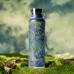 Irises Van Gogh Vintag Floral Art Blume Monogram Trinkflasche<br><div class="desc">Erstellen Sie Ihr eigenes, personalisiertes, elegantes Imitat Goldtypografie-Skript, klassisch schwarz, verschüttungssicher, Edelstahl, kondensationsresistentes Äußeres, mit Monogramm matt schwarz, haltbar doppelwandig Thor Copper Vacuum Insulated Bottle, die Getränke 12 Stunden lang heiß behalte oder 48 Stunden kalt, mit einem schönen bunten, detailreichen Vintagen Öl auf der Leinwand Malerei, von Vincent van Gogy...</div>
