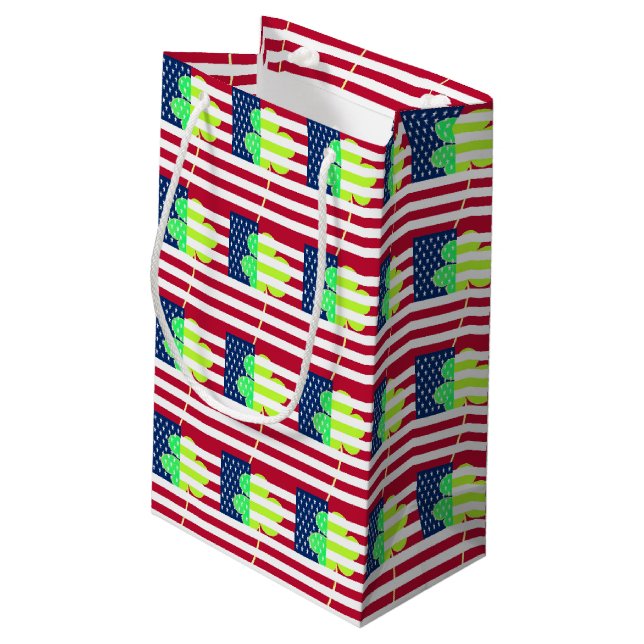 Irish American Flag Kleeblatt Clover St. Patrick Kleine Geschenktüte (Rückseite Schrägansicht)