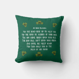 Irish Blessing and Shamrocks Green Typography Kissen