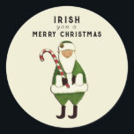 Irish Christmas Wish Runder Aufkleber<br><div class="desc">Irische Weihnachtsgeschenke-Aufkleber,  Gastgeschenk-Etiketten oder Umschlag Aufkleber mit dem Original Kleeblatt tragenden Weihnachtsmann und den Worten: Irish you a fröhlich Christmas.</div>