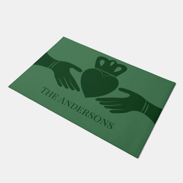 Irish Claddagh Ring Graphic Green Personalisiert Fußmatte (Schrägansicht)