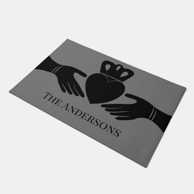 Irish Claddagh Ring Graphic in Black Personalisier Fußmatte (Schrägansicht)