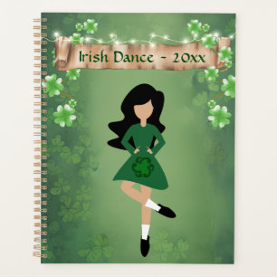 Irish Dancer mit Black Hair und Clovers Dance Planer