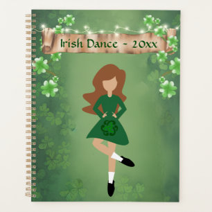Irish Dancer mit Braunhaar und Clovers Dance Planer