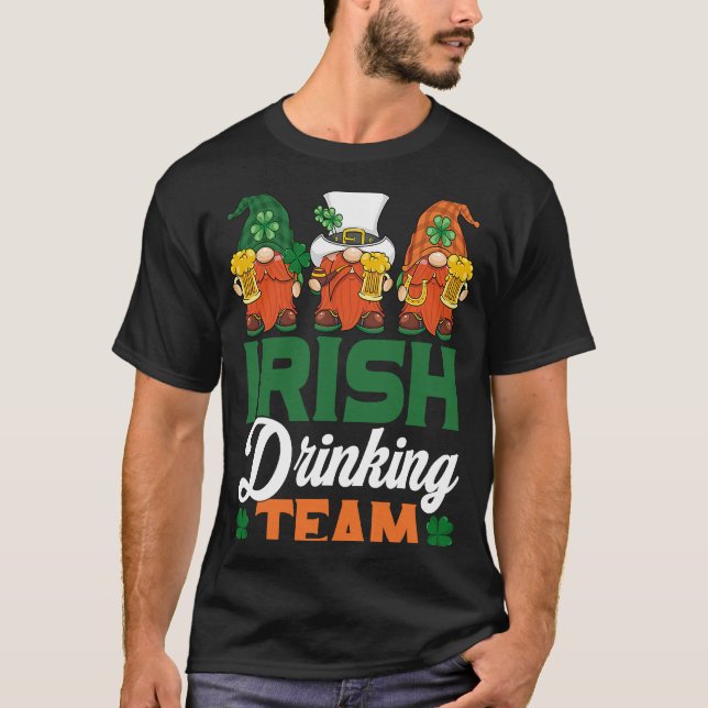 Irish Drinking Team Drinking Beer Gnome  Patricks  T-Shirt (Vorderseite)