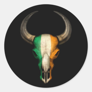 Irish Flag Bull Skull auf Black Runder Aufkleber