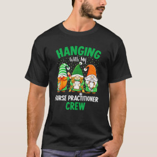 Irish Gnome Hanging mit dem Krankenpfleger St Pat T-Shirt