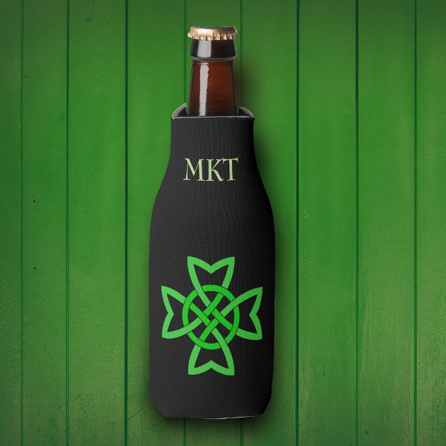 Irish Green Celtic Knot Flaschenkühler (Irish Celtic Green Knot for St Paddys Day on black bottle cooler.  Personalize with your text.)