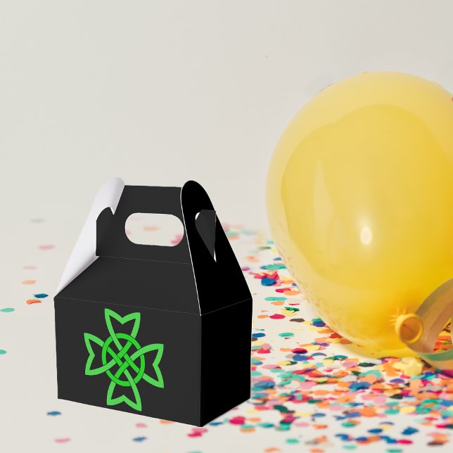 Irish Green Celtic Knot Geschenkschachtel (Bright green Irish Celtic knot abstract design on black party favor gift box.)