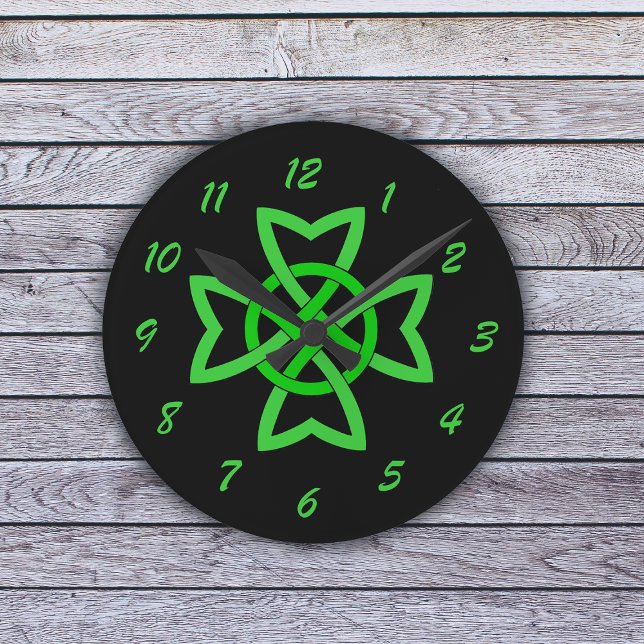 Irish Green Celtic Knot Runde Wanduhr (Bright green Irish Celtic Knot on black on wall clock.)