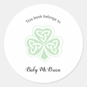 Irish Kleeblatt Baby's erstes Buchzeichen in der B Runder Aufkleber