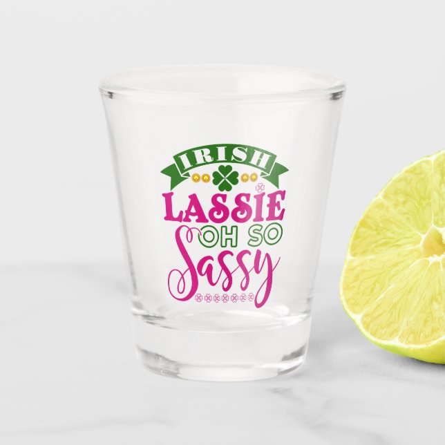 Irish Lassie Oh So Sassy St Patrick's Day Schnapsglas (Vorderseite)