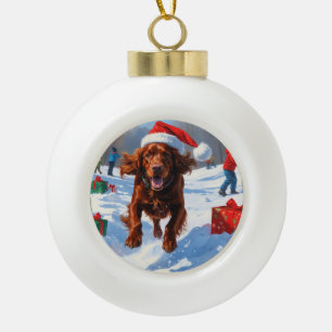 Irish Red Setter läuft durch den Schnee mit Weihna Keramik Kugel-Ornament