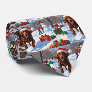 Irish Red Setter läuft durch Schnee mit Weihnachts Krawatte