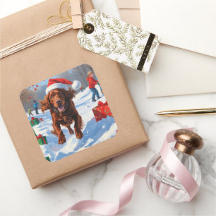 Irish Red Setter läuft durch Schnee mit Weihnachts Quadratischer Aufkleber
