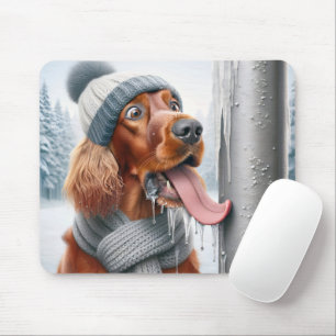 Irish Setter Hund leckt einen gefrorenen Pole Mousepad