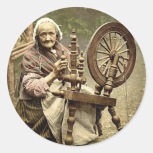 Irish Spinner and Spinning Wheel. Grafschaft Galwa Runder Aufkleber