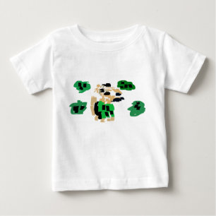 Irish Terrier trägt grünes St. Patrick Baby T-shirt