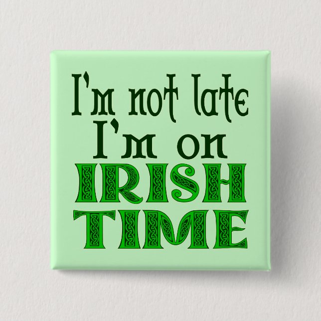 Irish Time Funny Sprichwort Pinback Button (Vorderseite)