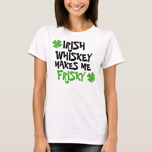 Irish Whiskey macht Me Frisky T-Shirt (Vorderseite)