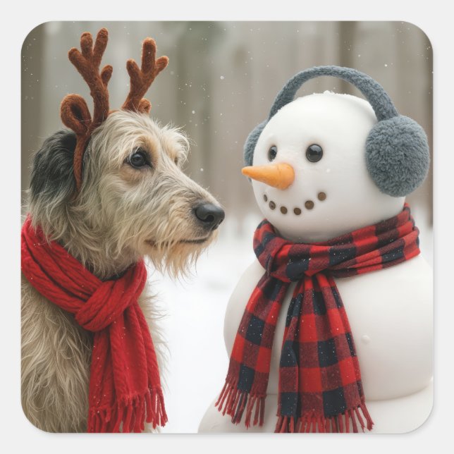 Irish Wolfhound Gazing at a Cute Snowman Quadratischer Aufkleber (Vorderseite)