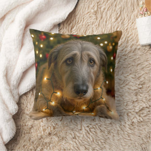 Irish Wolfhound verheddert in Weihnachtsbeleuchtun Kissen