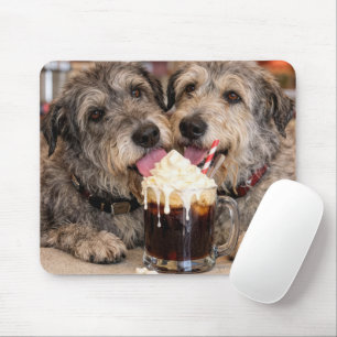 Irish Wolfhounds genießen eine Root Beer Float Mousepad