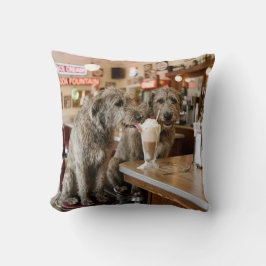 Irish Wolfhounds teilen sich einen Milchshake Kissen