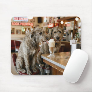 Irish Wolfhounds teilen sich einen Milchshake Mousepad