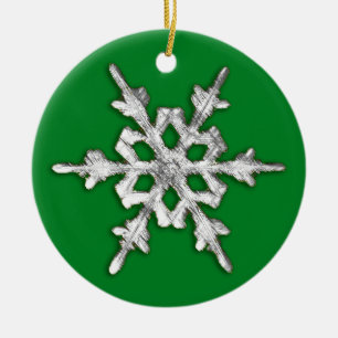 Irisierende Schneeflocke auf Pine Green Keramik Ornament