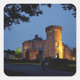 Irland, das Dromoland Castle in der Abenddämmerung Quadratischer Aufkleber