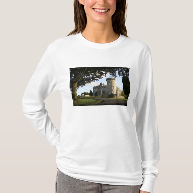 Irland, der Eingang zum Schloss Dromoland. T-Shirt (Vorderseite)