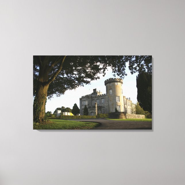 Irland, der Eingang zur Burg von Dromoland. Leinwanddruck (Vorderseite)