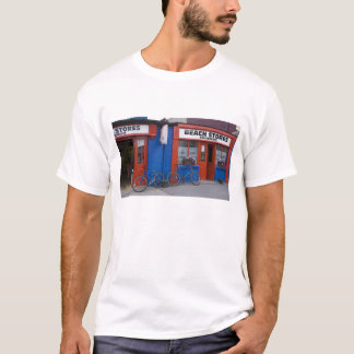 Irland, Strandhill. Schaufenster mit Fahrrädern T-Shirt