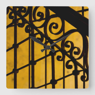 Iron gate pattern in yellow, Cuba Quadratische Wanduhr