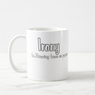 Ironie beim Zeichnen von Bäumen auf Papier Lustige Kaffeetasse