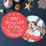 Ironisch got wir verheiratetes Foto Feiertagskarte<br><div class="desc">Erstelle eine einzigartige und stilvolle Weihnachtsgrüßkarte mit dieser lustigen und modernen Erlebniskarte. Auf der Vorderseite steht eine angesagte, handgeschriebene Beschriftung mit dem Aufdruck "20xx, den du sind zum Kotzen hast! Aber ja, wir got verheiratet!" in weißen handgeschriebenen Schriftart auf hellblauem Hintergrund, mit Schneeflocken und einer Illustration zweier Hochzeitsringe geschmückt. Der...</div>