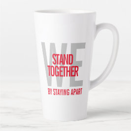 Ironisch stehen wir zusammen, indem wir voneinande milchtasse