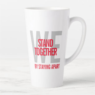 Ironisch stehen wir zusammen, indem wir voneinande milchtasse