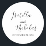 Isabella Simple Modern Calligraphy Wedding Runder Aufkleber<br><div class="desc">Siegel Sie Ihre Einladungen oder Favoriten mit diesen einfachen Hochzeitsaufklebern mit Ihren Namen und Hochzeitsdatum in skurriler, schwarzer Kalligraphie-Schrift und elegantem Serif-Typografie-Set vor einem knusprigen, weißen Hintergrund für einen sauberen, minimalistischen Look. Entworfen, um mit unserer modernen Isabella Hochzeitskollektion zu koordinieren. Vergewissern Sie sich, dass Sie die anderen Produkte dieser Sammlung...</div>