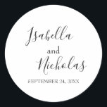 Isabella Simple Modern Calligraphy Wedding Runder Aufkleber<br><div class="desc">Siegel Sie Ihre Einladungen oder Favoriten mit diesen einfachen Hochzeitsaufklebern mit Ihren Namen und Hochzeitsdatum in skurriler, schwarzer Kalligraphie-Schrift und elegantem Serif-Typografie-Set vor einem knusprigen, weißen Hintergrund für einen sauberen, minimalistischen Look. Entworfen, um mit unserer modernen Isabella Hochzeitskollektion zu koordinieren. Vergewissern Sie sich, dass Sie die anderen Produkte dieser Sammlung...</div>