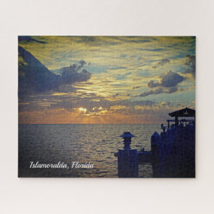 Islamoralda Florida sitzend auf dem Dock Sunrise