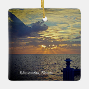 Islamoralda Florida sitzend auf dem Dock Sunrise Keramikornament