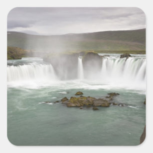 Island. Aussicht auf die Godafoss-Wasserfälle auf Quadratischer Aufkleber