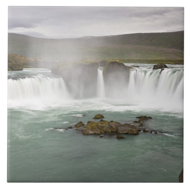 Island. Blick auf die Godafoss-Wasserfälle auf der Fliese (Vorderseite)