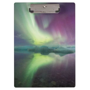 Island, Jökulsárlón. Aurora-Lichter reflektieren Klemmbrett