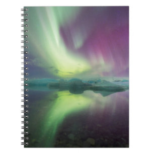 Island, Jökulsárlón. Aurora-Lichter reflektieren Notizblock